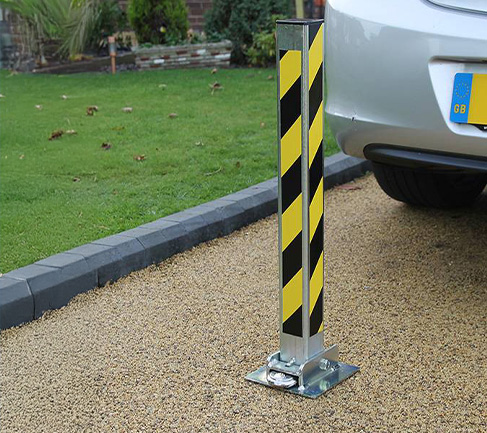 Z1 compact driveway security post for parking bay protection