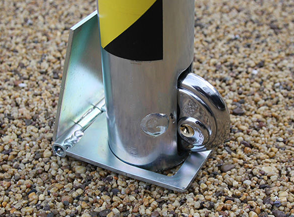 Locking mechanism on the Z4 removable bollard